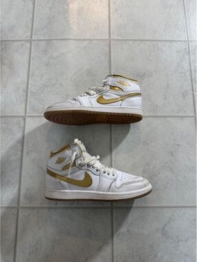 Nike Air Jordan 1 Mid Kids' Shoes White and Gold Size 3Y